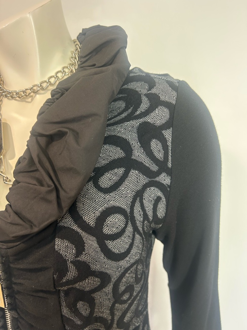 Gorgeous Black and Gray Ruffle-Trim Zip-Front Tunic❤️M - Picture 4 of 14